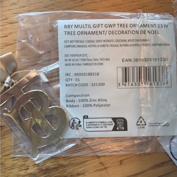 BURBERRY Gold TB LOGO Christmas🎄Ornament🔥Great Gift 🎁 Large, 2.5” x 2” NWT🎄🎁❤️ - Picture 9 of 10